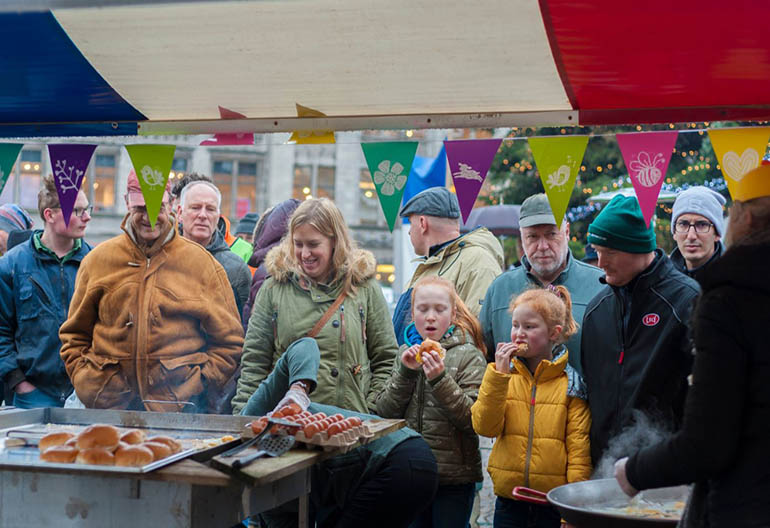 Tourists tasting street Dutch food
