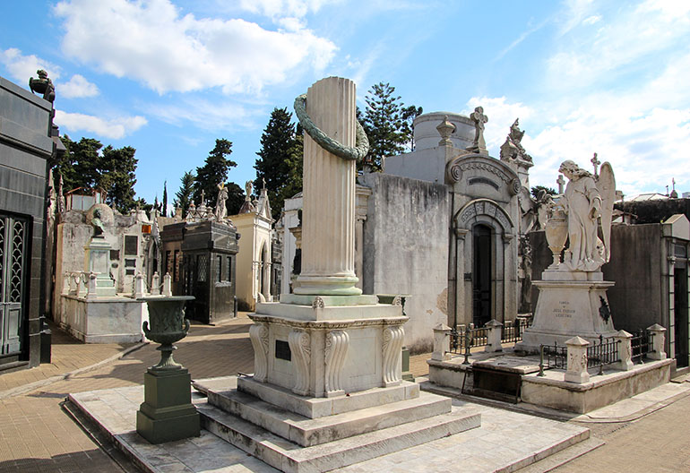 recoleta cemetery tour free